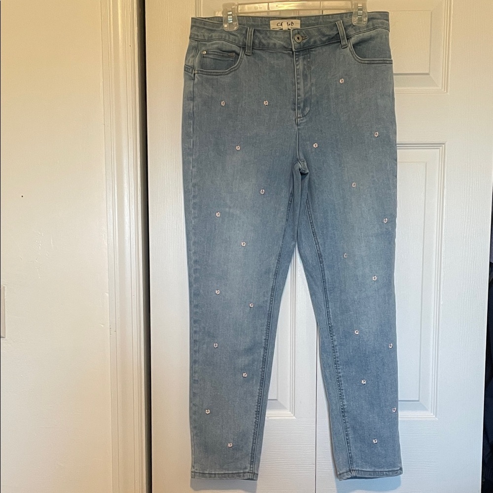 Women’s Sz 12 Charlie faded embroidered jeans. Pink flowers on front denim taper - Picture 2 of 8